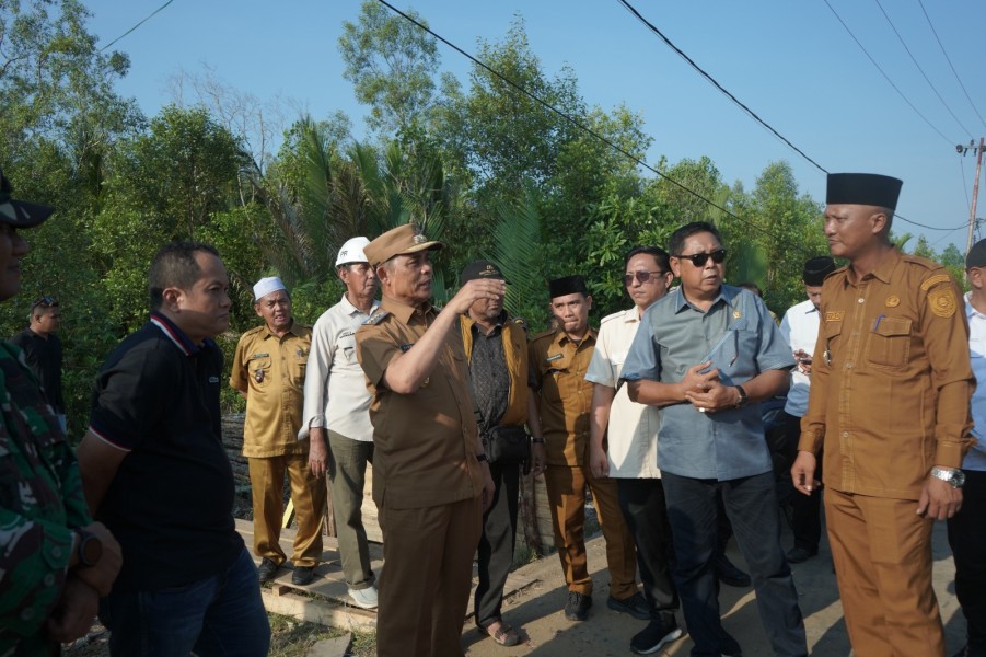 Bupati Herman Tinjau Lokasi Abrasi di Tanah Merah, Salurkan Bantuan dan Siapkan Langkah Penanganan Jangka Panjang