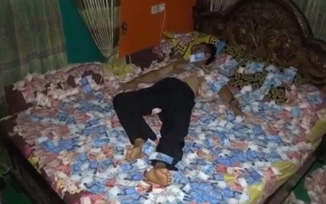 KEBANGETAN...Pamer Kekayaan, Pak Kades Tidur Beralaskan Duit Miliaran Rupiah