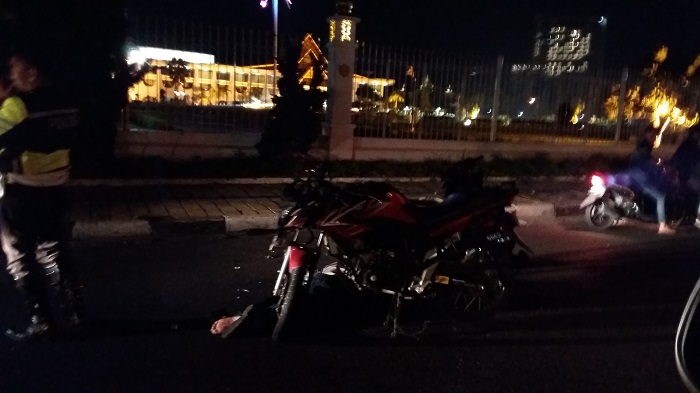 BARU SAJA, Kebut-kebutan, Seorang Pemuda Terkapar Sekarat di Jalan  Sudirman