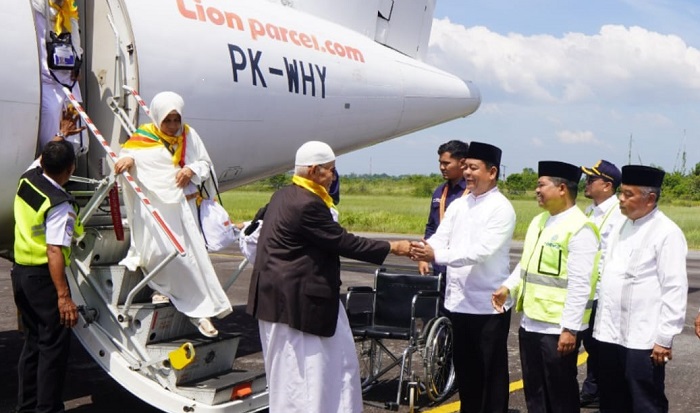 KEREN... Dari Batam, Jemaah Haji Rokan Hulu Langsung Mendarat di Bandara Tuanku Tambusai Gunakan  Wings Air