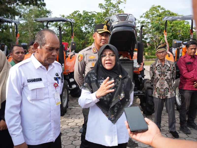 Siak Terima 20 Traktor Roda 4 Bupati Afni: Ini Janji Kementan, Dorong Modernisasi Pertanian