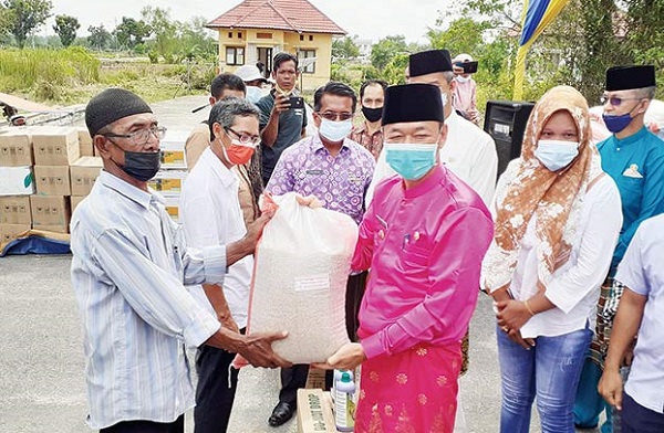 Upaya Swasembada Beras, Bupati Rohil  Serahkan Bantuan Saprodi untuk Petani