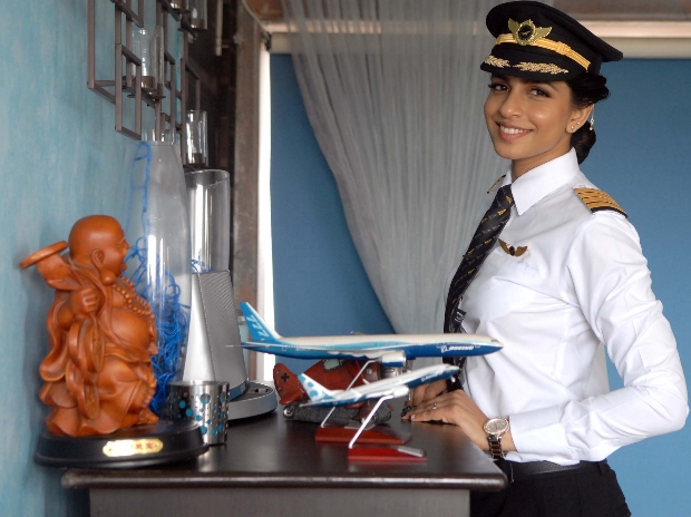 PERKENALKAN... Gadis Cantik Ini Kapten Pilot Perempuan Termuda Pertama Boeing 777