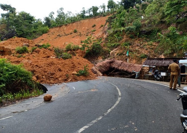 BPBD: 100 Meter Badan Jalan di Puncak Mandeh Tertimbun  Tanah Longsor Setinggi  6 Meter
