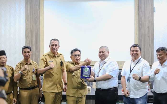 Bupati Asmar Rapat Bersama GM PLN Riau-Kepri