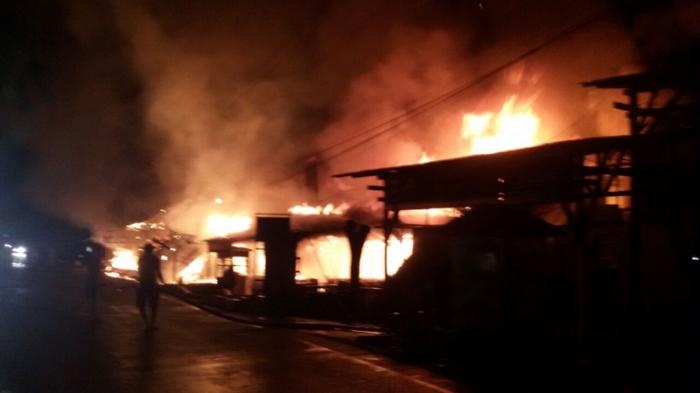 5 Petak Rumah di Jalan Melati Panam Terbakar  Malam Tadi, Seorang Alami Luka Bakar...
