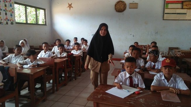 Miris! Nining, Guru Honorer di SD Pandeglang Ini Tinggal di Toilet Sekolah, Rajin Bersih-bersih Biar Gak Bau