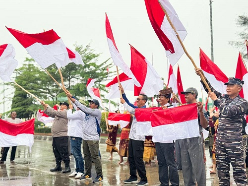 Kota Dumai Semarakkan Semangat Kemerdekaan Lewat Pembagian Bendera Merah Putih