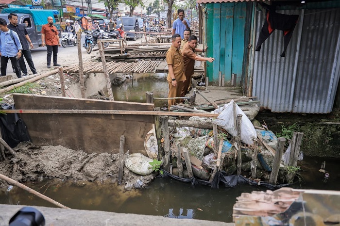 Wali Kota Pekanbaru Dorong Progress Pembangunan Drainase di Jalan Paus