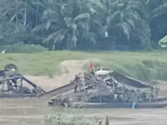 HEBAT! Dua Rakit PETI  Bebas Beroperasi  di Tepian Narosa, Tak Jauh dari Polsek Kuantan Tengah