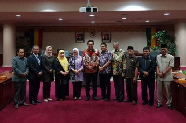Septina Senang, 4 Rektor Teken MoU Tri Dharma dengan DPRD Riau