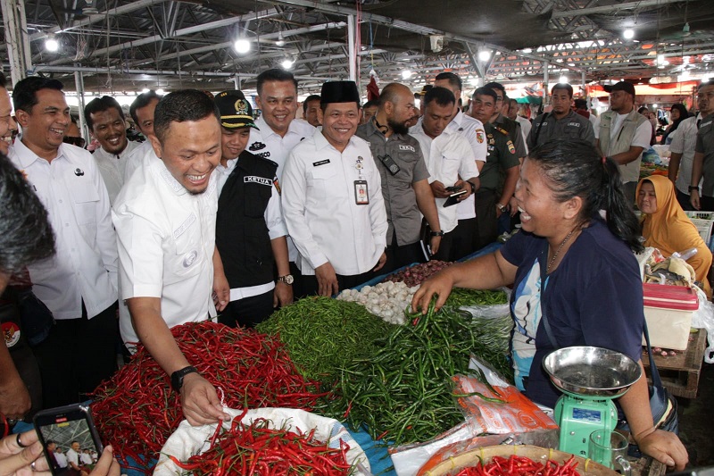 Wali Kota Agung Tinjau Ketersediaan dan Harga Pangan di Pasar Cik Puan