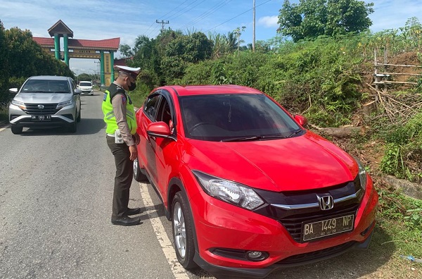 Satlantas Polres Kuansing Lakukan Penyekatan di Perbatasan Kuansing-Kampar dan Sijunjung