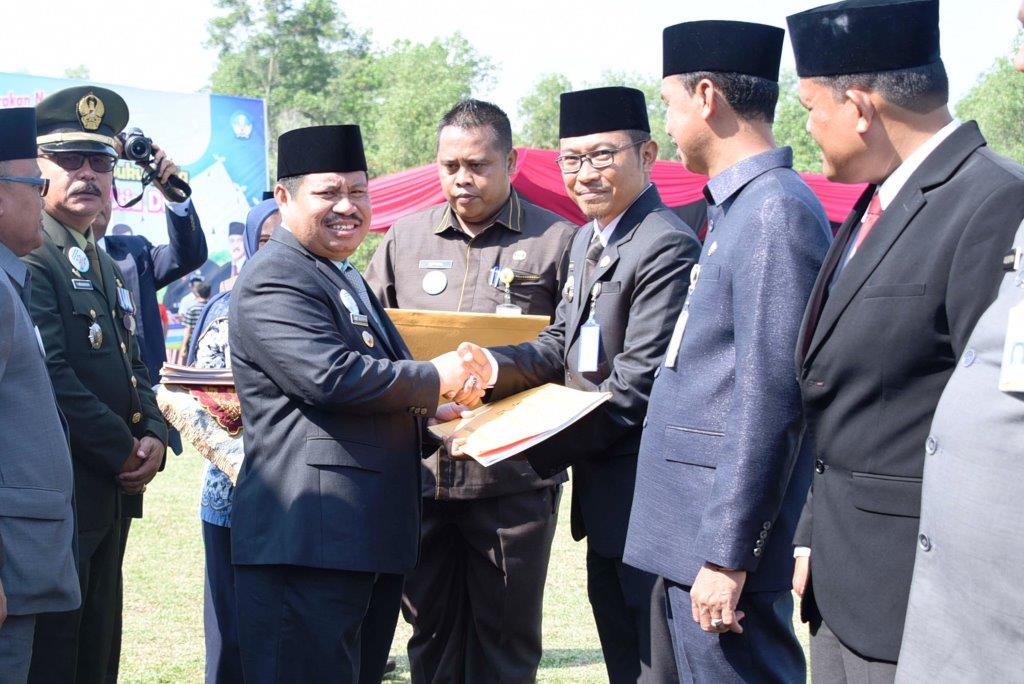 Simbolis, Bupati Amril Serahkan 145.699 Lembar SPPT PBB-P2 kepada Seluruh Camat di Bengkalis