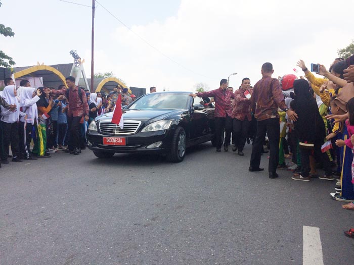 Ke Stadion Rumbai, Presiden Jokowi Bagi-bagi Baju dan Buku