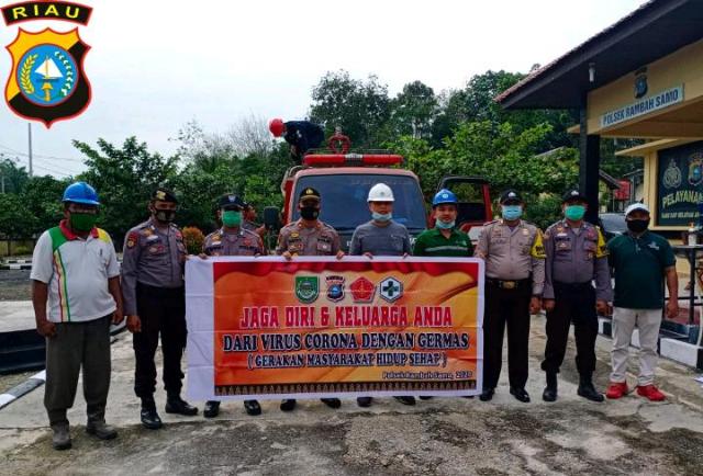 Biar Virus Corona Gak Menyebar, Polsek Rambah Samo-Rohul Semprot Desinfaktan di Fasilitas Umum