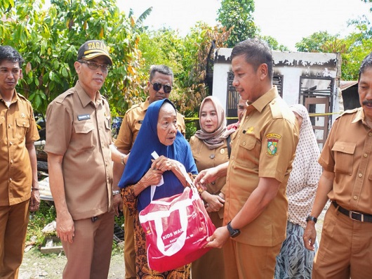 Bupati Kampar Kunjungi Korban Kebakaran di Desa Pasir Sialang, Pemda Kampar Akan Beri Bantuan Pembangunan Rumah Layak Huni