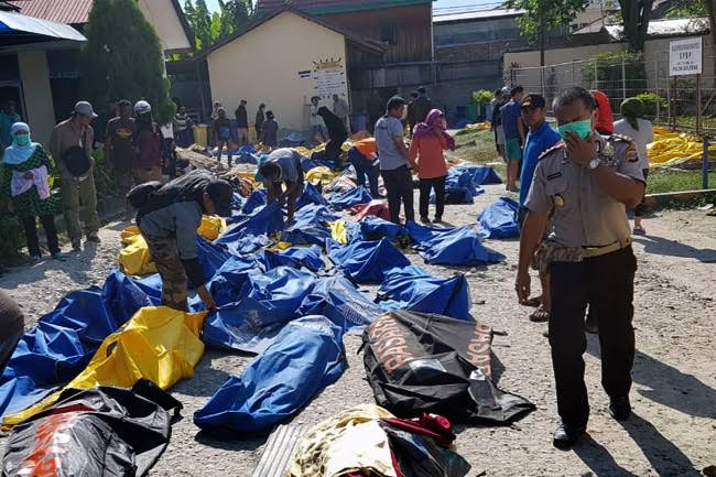 Hari Ini, Ratusan Korban Gempa dan Tsunami yang Mulai Membusuk akan Dikubur Secara Massal
