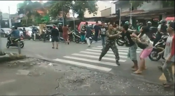 Diduga Penganiayaan Dua Anggota TNI oleh Sejumlah Petugas Parkir  Penyebab Penyerangan di Polsek Ciracas