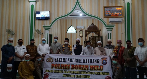 Kapolres  Rohul Kembal Bagikan Masker Ke Jemaah Sholat Subuh di Pasir Putih