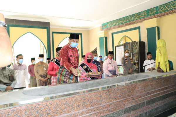 HUT Pekanbaru ke-236, Firdaus-Ayah Bersama Forkopimda Ziarah ke Makam Marhum Pekan