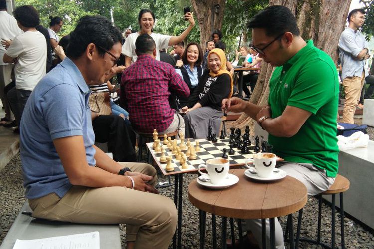 Ridwan Kamil dan Sandiaga Uno Nongkrong dan Tanding Catur di Kedai Kopi, Siapa Menang?