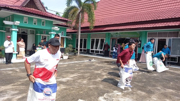 Meriahkan HUT RI ke 77 , Jajaran Kemenag Rohul Gelar Lomba Pacu Goni