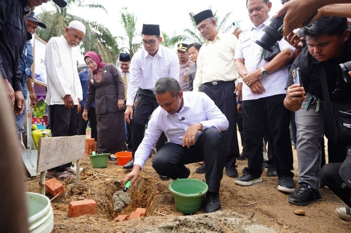 Wahid Lakukan Peletakan Batu Pertama SMAN 3 Kemuning