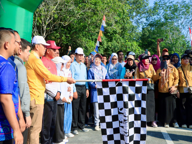 Rektor Lepas Jalan Santai dan CFD Universitas Pahlawan Tuanku Tambusai