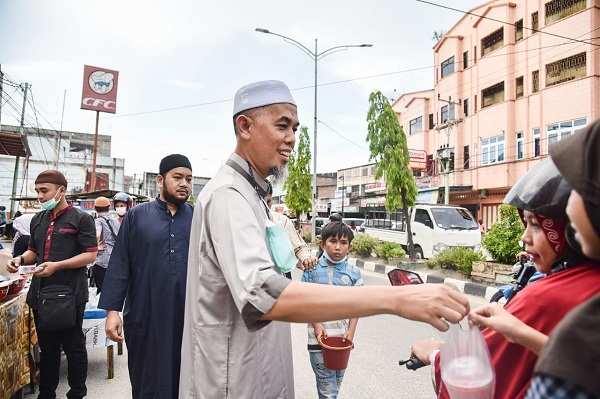 Borong Jualan Pedagang di Sukajadi, Wali Kota Traktir Warga Jajanan Berbuka