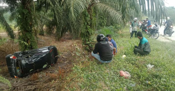 Pecah Ban, Kijang Innova Hitam Terbalik di Lintas Duri- Pekanbaru