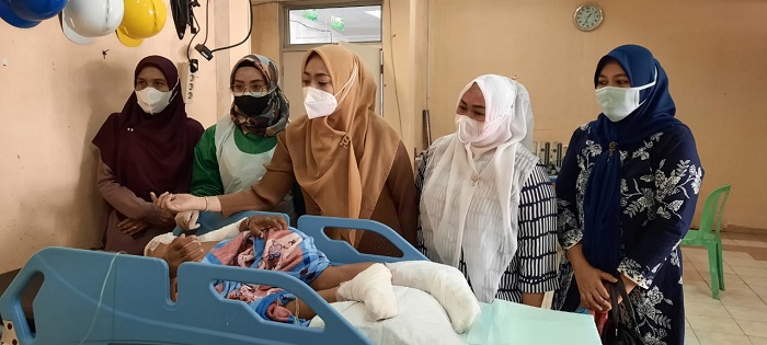 Prihatin Korban Kebakaran di Sikakak Cerenti, Ketua TP PKK Kuansing Jenguk Korban Selamat Di RSUD