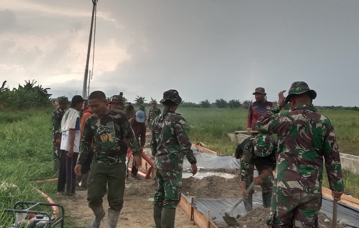 Satgas TMMD dan Warga Gesa Pengerjaan Semenisasi Jalan SK 7