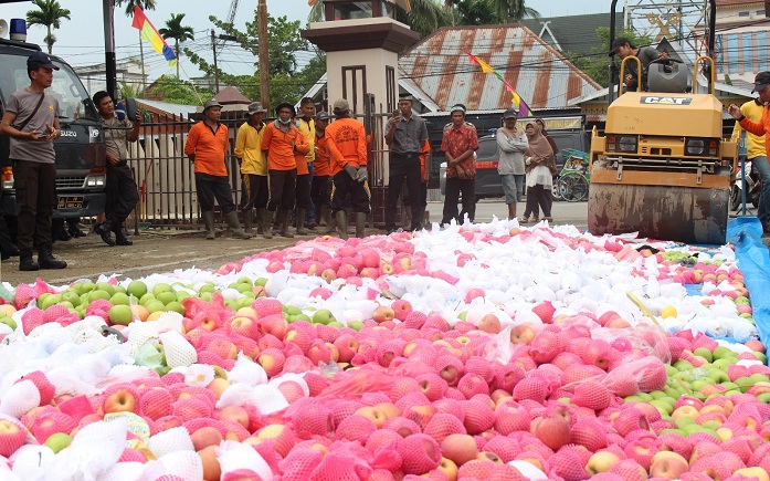 SAYANG...Ratusan Kilo Buah Asal Malaysia Ini Terpaksa Dimusnahkan   