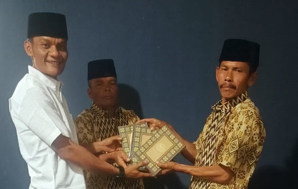 Partai NasDem  berbagi Al Qur'an dan Sajadah ke Sejumlah Musholla  di Kuansing