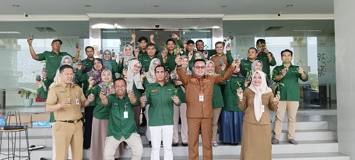 Ajak Masyarakat Menanam, Kadis Ketapang Bagikan Bibit Cabai pada Pegawai dan Staf