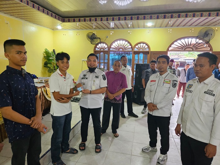Dukung Tingkatkan Layanan Administrasi Kependudukan Camat Bathin Solapan dan Wakil Ketua DPRD Serahkan KTP-el
