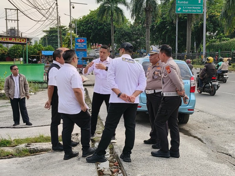 Tanggulangi Banjir di Sudirman, PUPR Pekanbaru Keruk Drainase di Kawasan Awal Bross