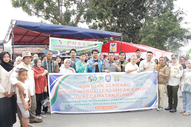 Satpol PP, DKP Pekanbaru dan BEM Se Riau Serahkan Bantuan Sembako untuk Warga Rumbai
