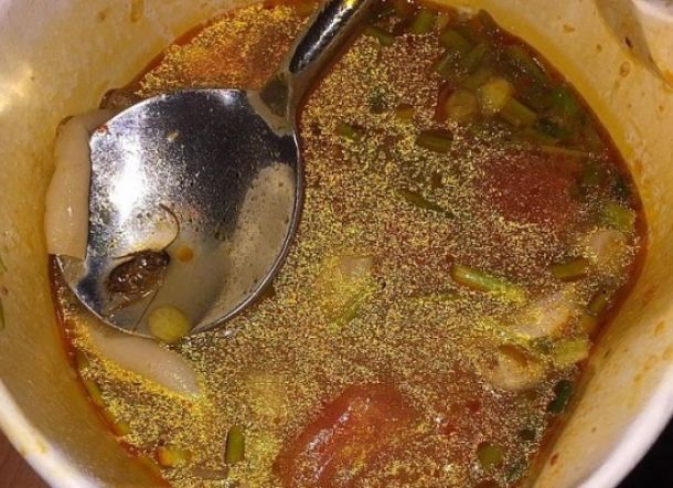 TERTIPU...Makan di Resto, 'Saya Pikir Itu Herbal, setelah Dikunyah Baru Sadar Ternyata Kecoak'