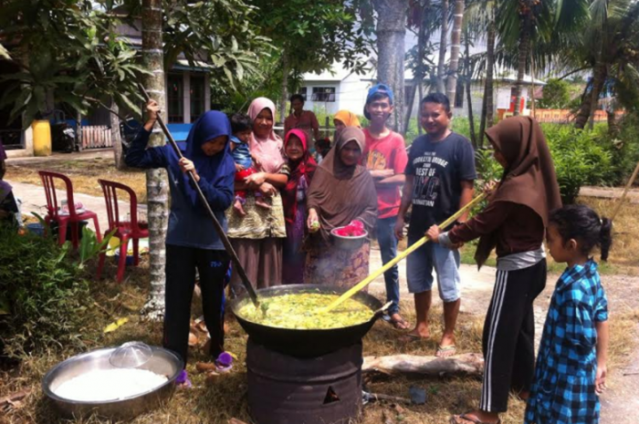 Tradisi Tahunan, Masyarakat Teluk Pinang Makan Bubur Asyura Beramai-ramai