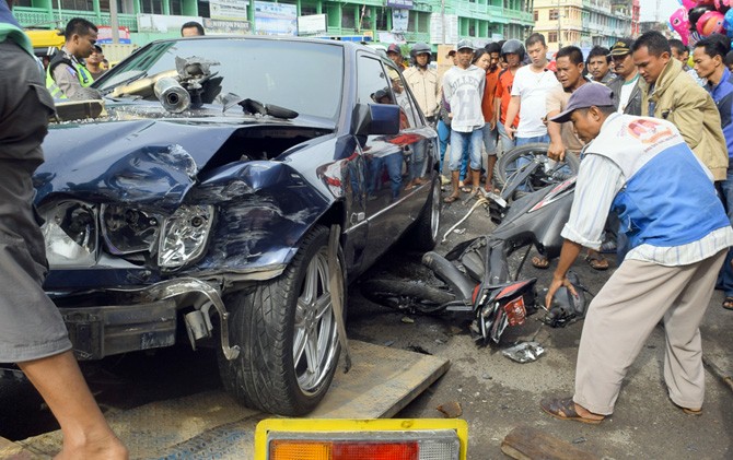 Tabrak 3 Sepeda Motor, Wanita Pengemudi Mercedes E220 Ini Nyaris Dihakimi Warga yang Marah