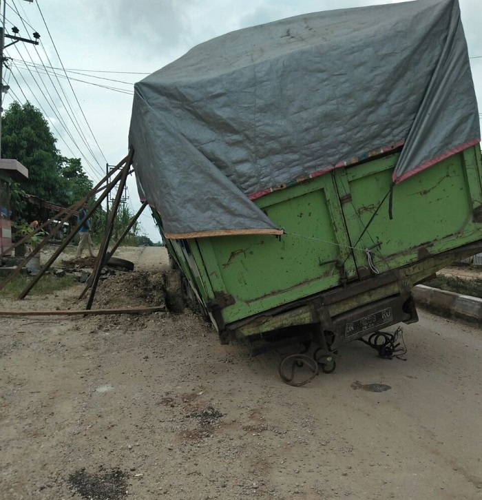 Ada Truk Terpuruk, Pemprov Riau Diminta Prioritaskan Penanganan Jalan Raya Kabun-Tandun