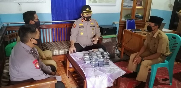 Kapolsek Tapung Serahkan Bantuan Al-Quran untuk MIS Ash-Shobirin  Tanjung Sawit