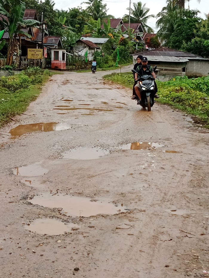 Jalan Poros  Digenangi Air dan Licin,  Masyarakat Kopah Harapkan Perbaikan