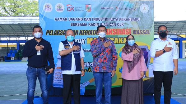 Wali Kota Tinjau Vaksinasi Massal di Lapangan Tenis DPRD Riau