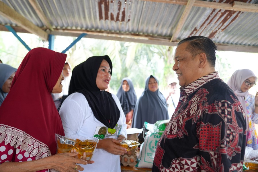 Tinjau Operasi Pasar Murah di Melebung, Plt Gubri Bagikan Beras dan Minyak Goreng Gratis