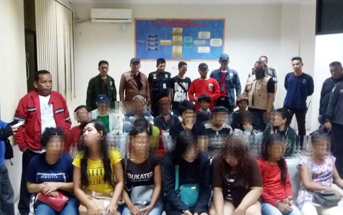 BUKAN DI HOTEL... Pasangan-pasangan Mesum Ini Diciduk Petugas dari Kolong Jembatan