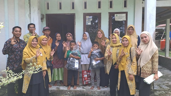 Pemkab Bengkalis Serahkan Bantuan Perlengkapan Sekolah kepada Keluarga Kurang Mampu