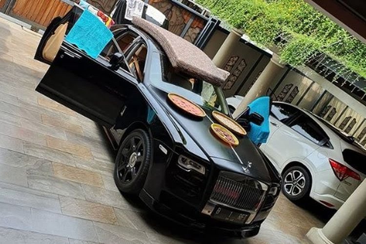 Wah Parah! Mobil Mewah Roll Royce Malah Dipakai Buat Jemur Kasur dan Rengginang